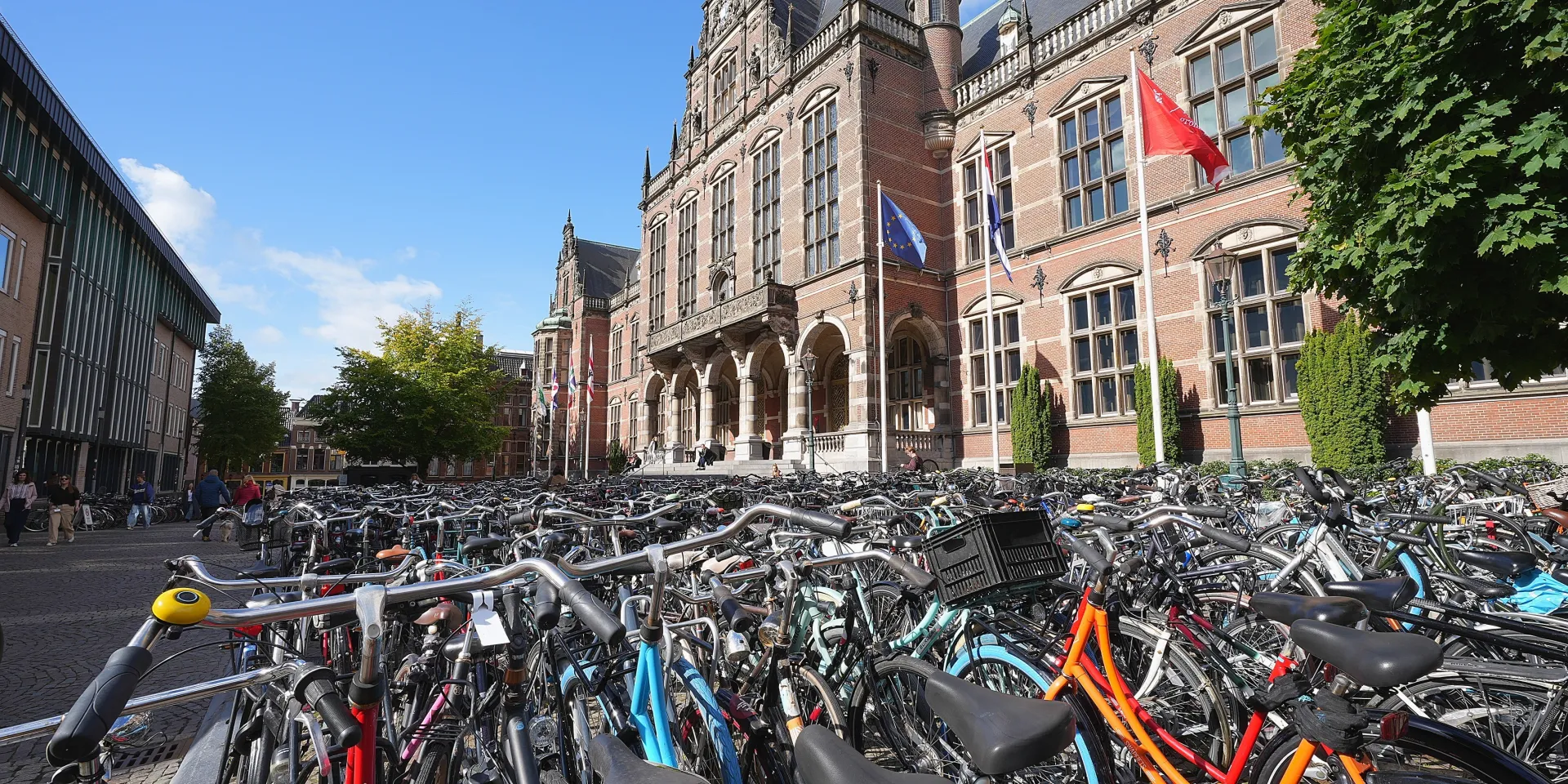 Foto van fietsen op het Broerplein met het Academiegebouw in de achtergrond