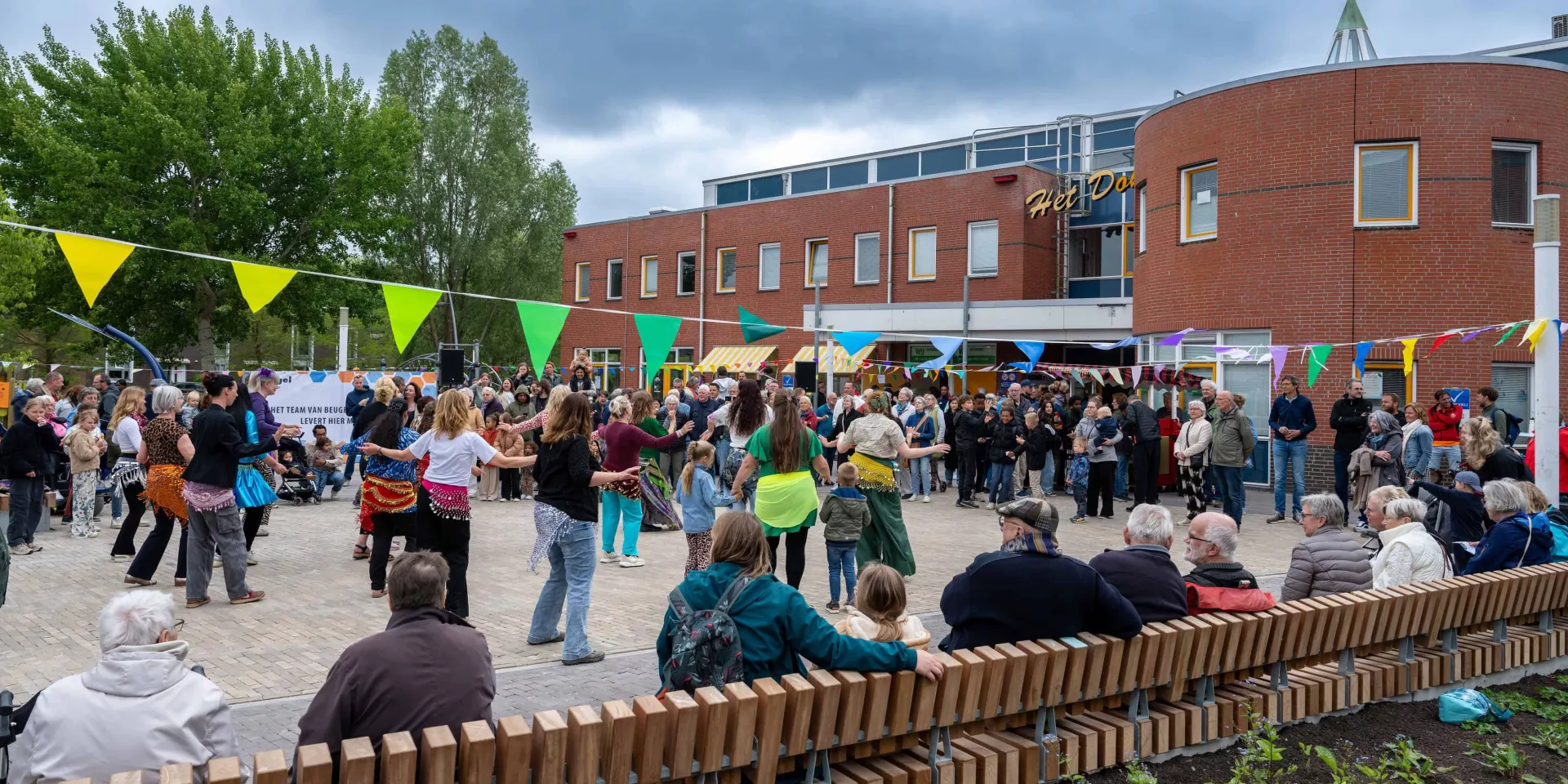 Mensen op het plein voor wijkcentrum Het Dok