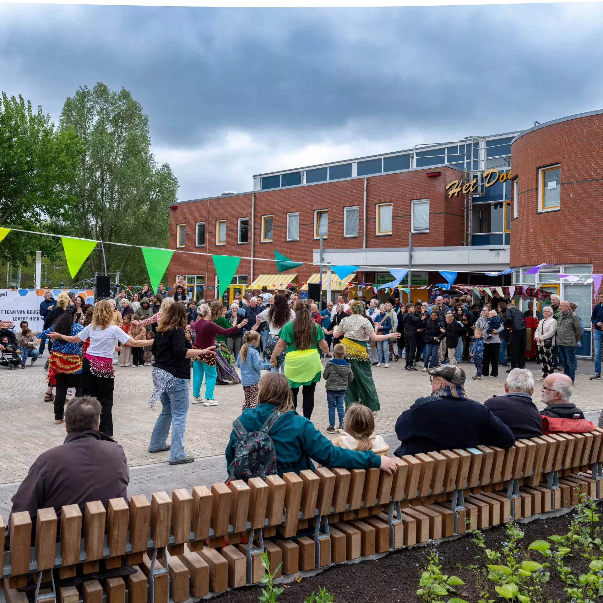 Mensen op het plein voor wijkcentrum Het Dok
